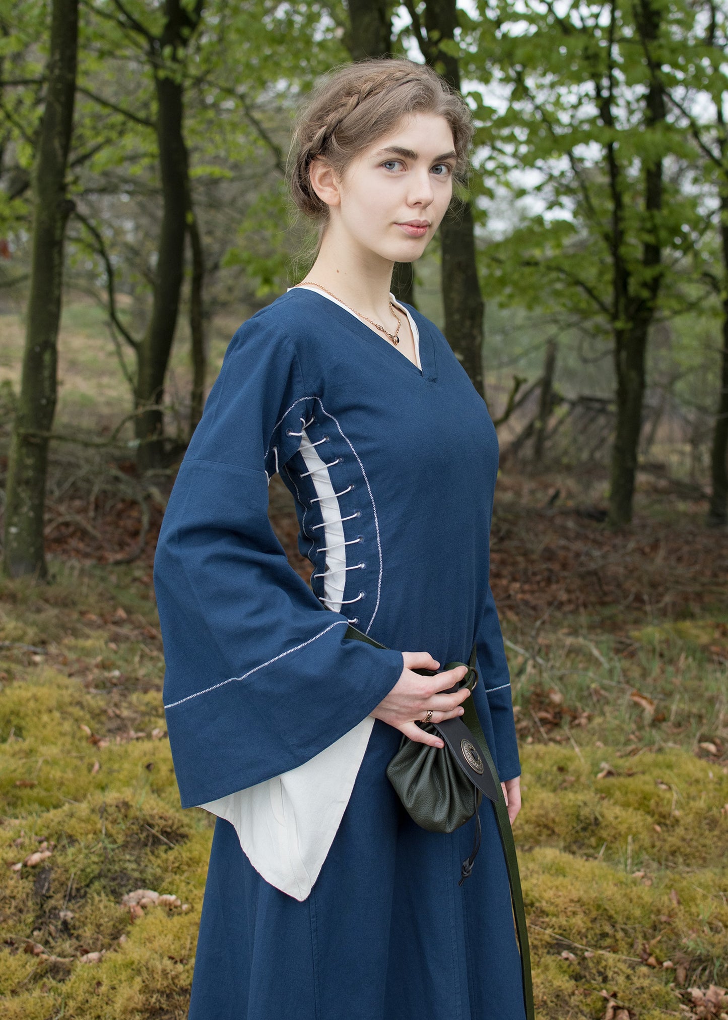 Mittelalterkleid mit Höllenfenstern – Bliaut-Stil in Blau/Natur