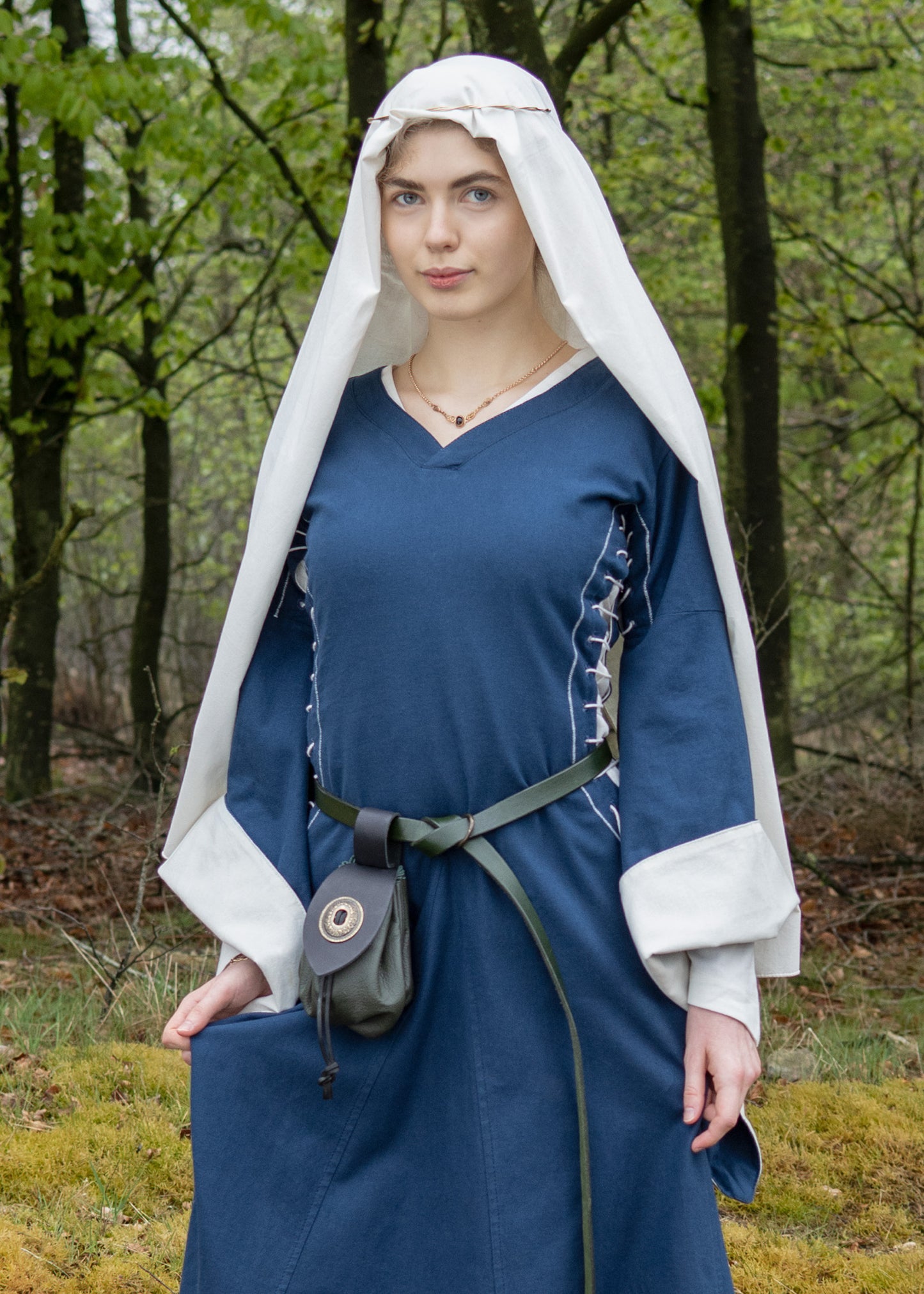 Mittelalterkleid mit Höllenfenstern – Bliaut-Stil in Blau/Natur