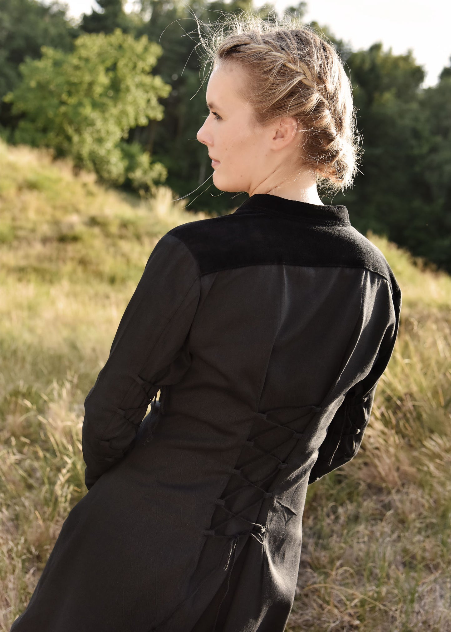 Mittelalterkleid Schwarz – edle Samt-Details & majestätischer Look