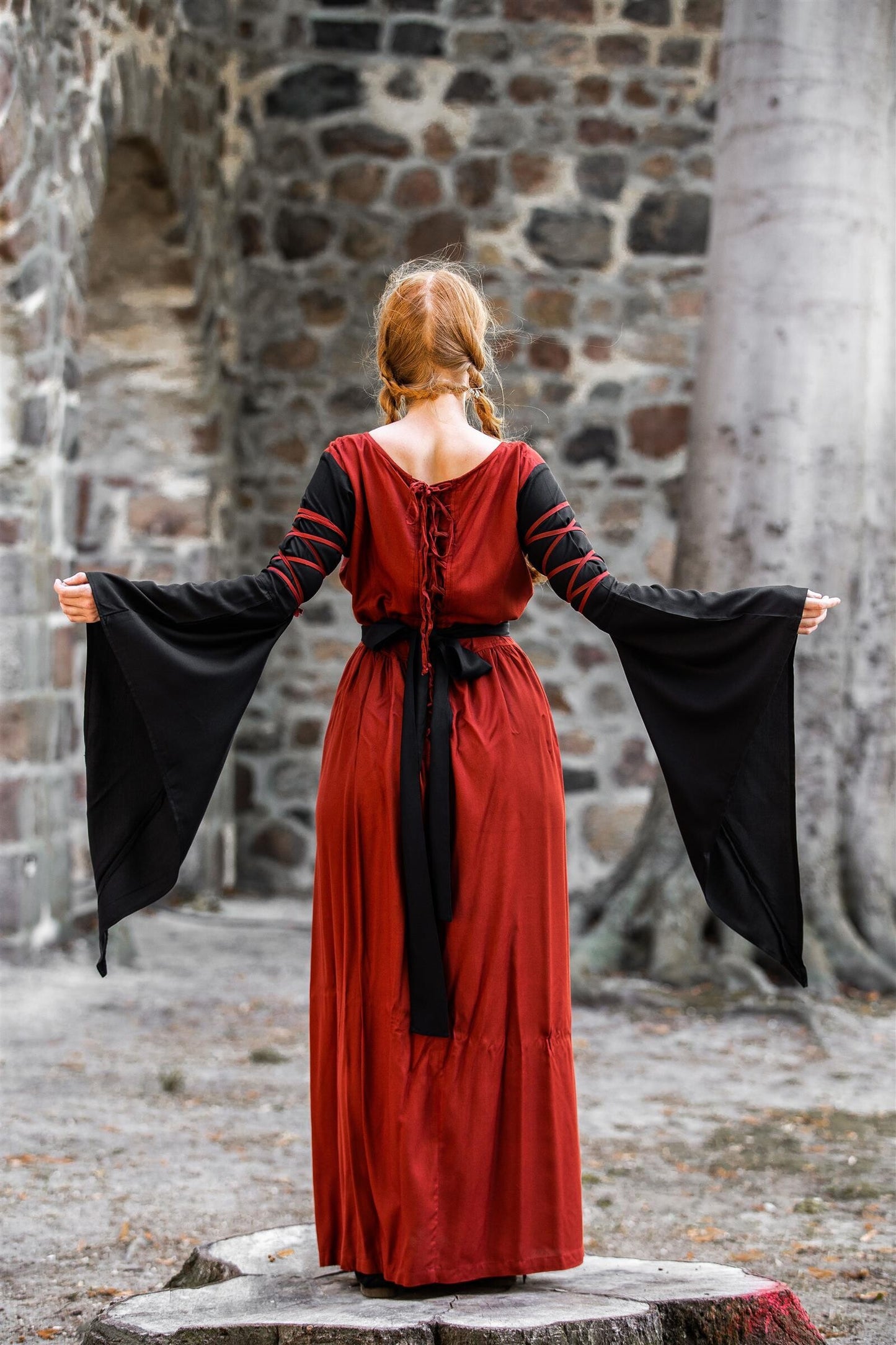 Mittelalterlichen Kleid mit Trompetenärmeln aus Viskose