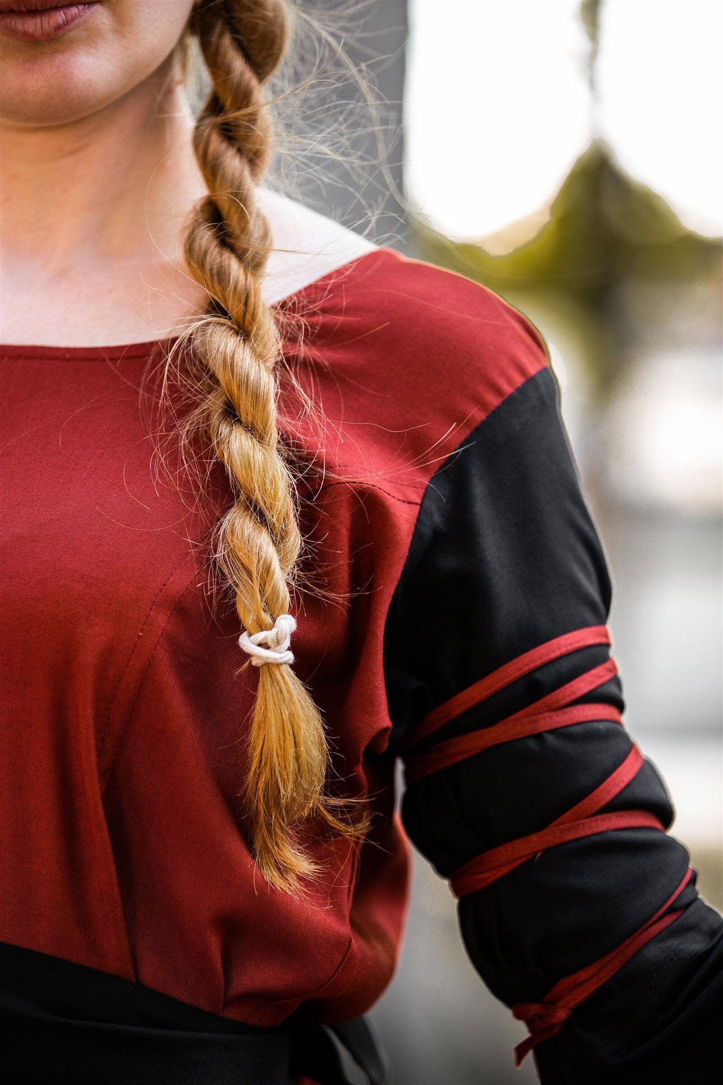 Mittelalterlichen Kleid mit Trompetenärmeln aus Viskose