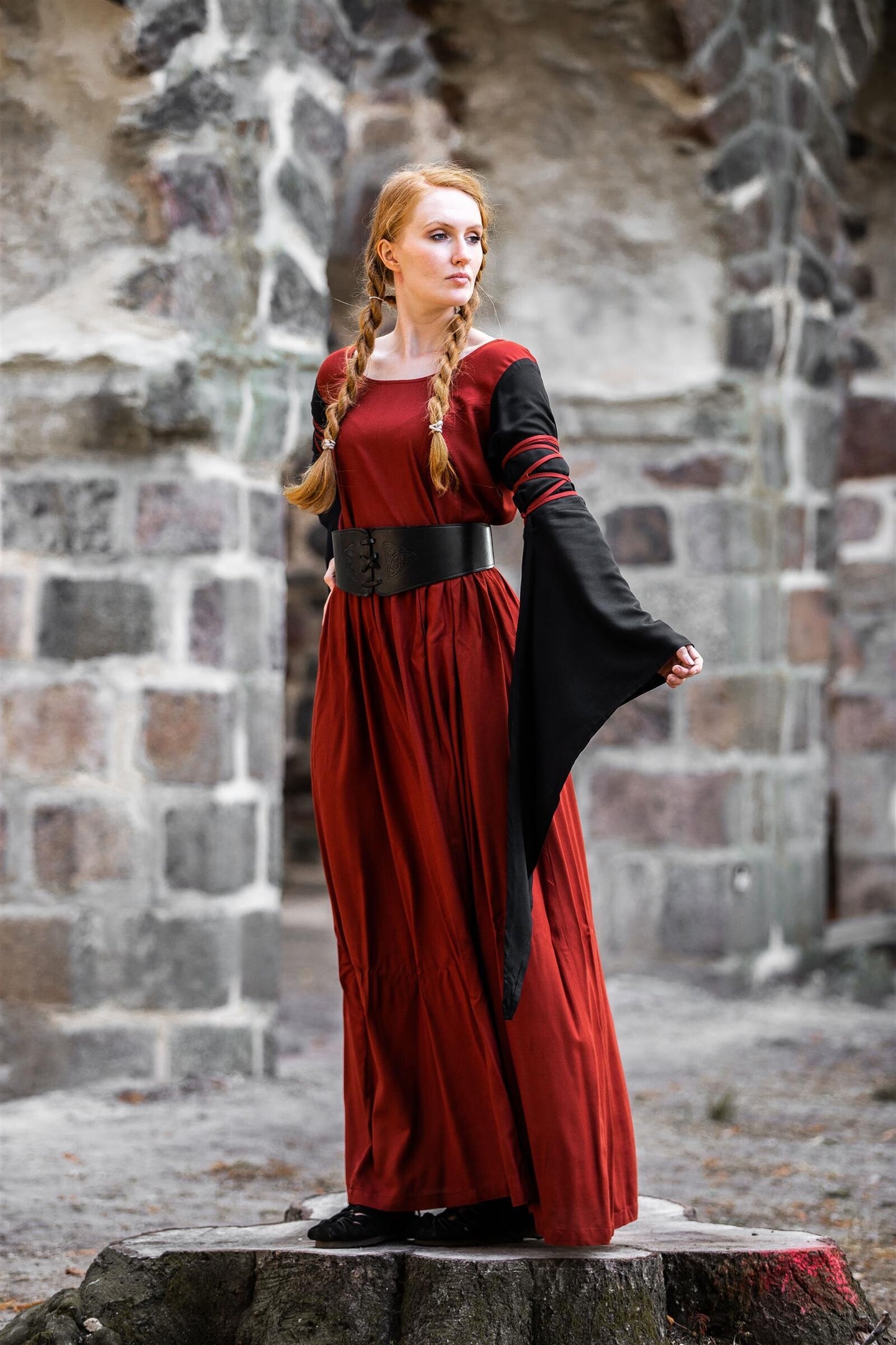 Mittelalterlichen Kleid mit Trompetenärmeln aus Viskose