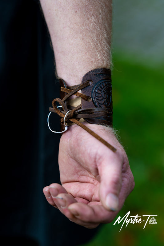 Armschützer aus Leder mit geprägtem Drachenmotiv