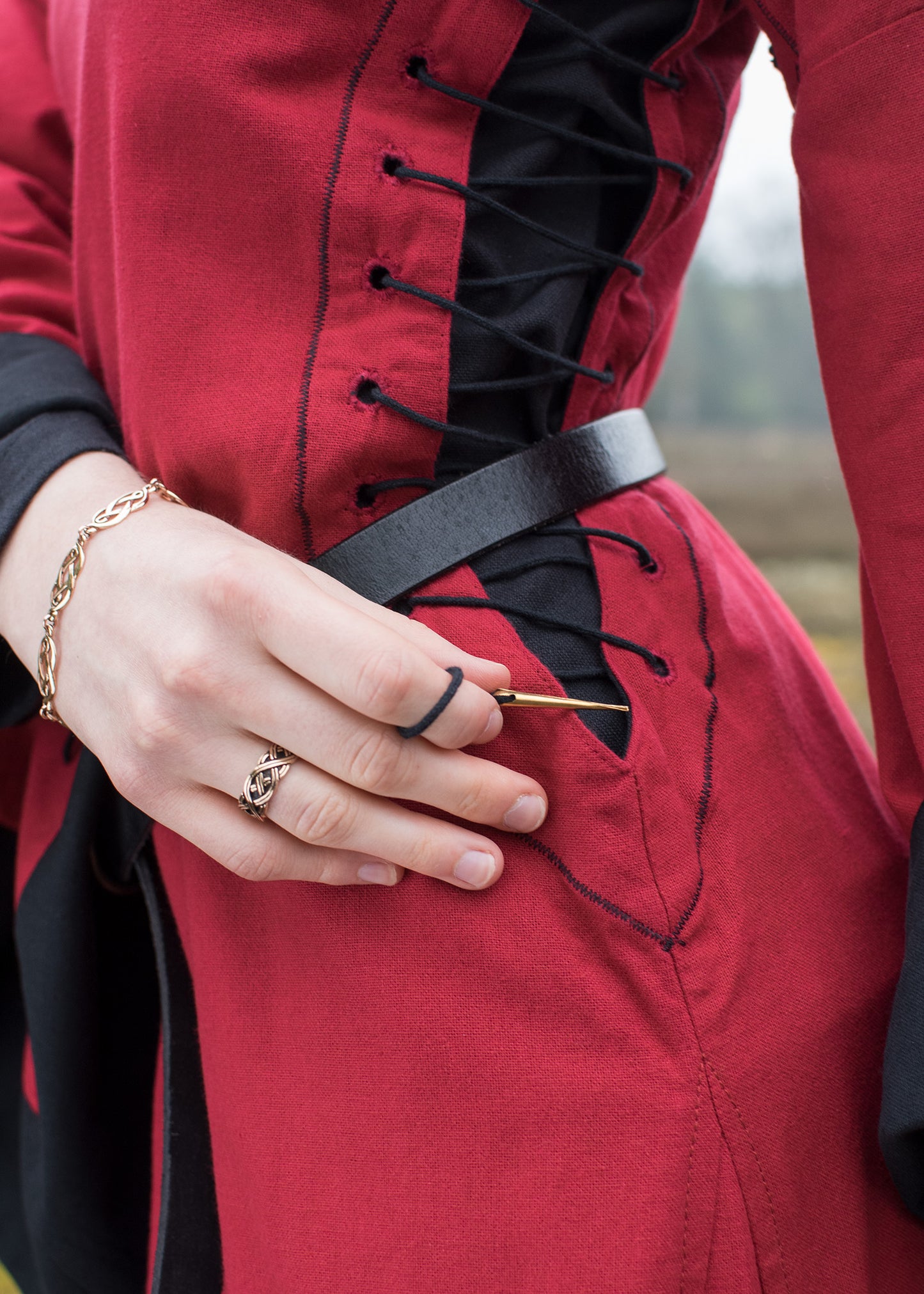 Mittelalterkleid mit Höllenfenstern – Bliaut-Stil Rot/Schwarz