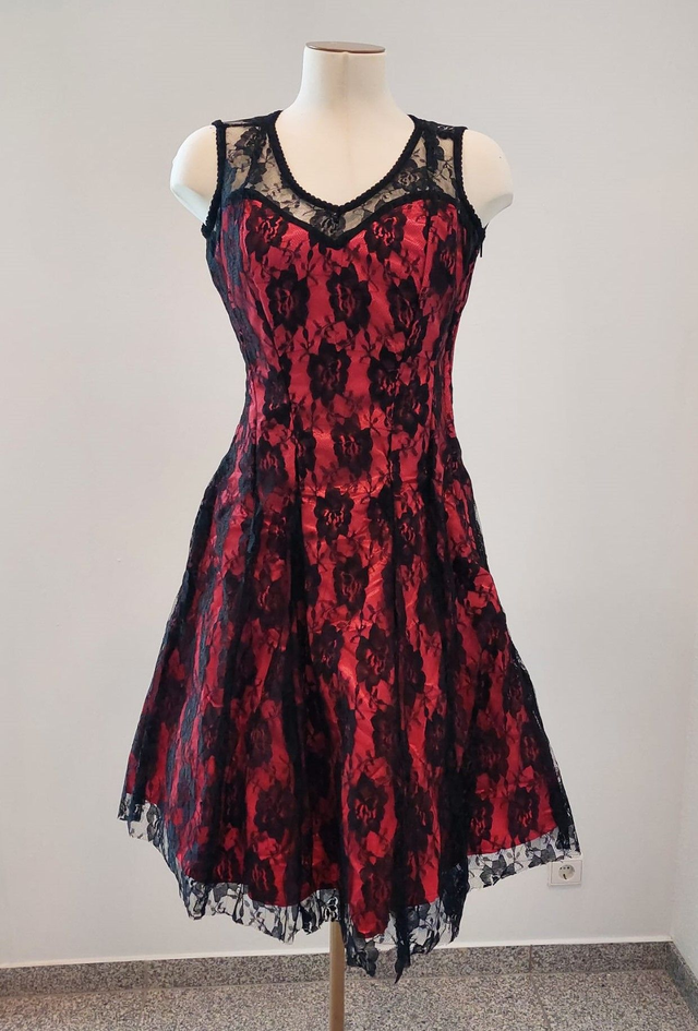 Rotes Korsettkleid mit floralem Mesh-Overlay