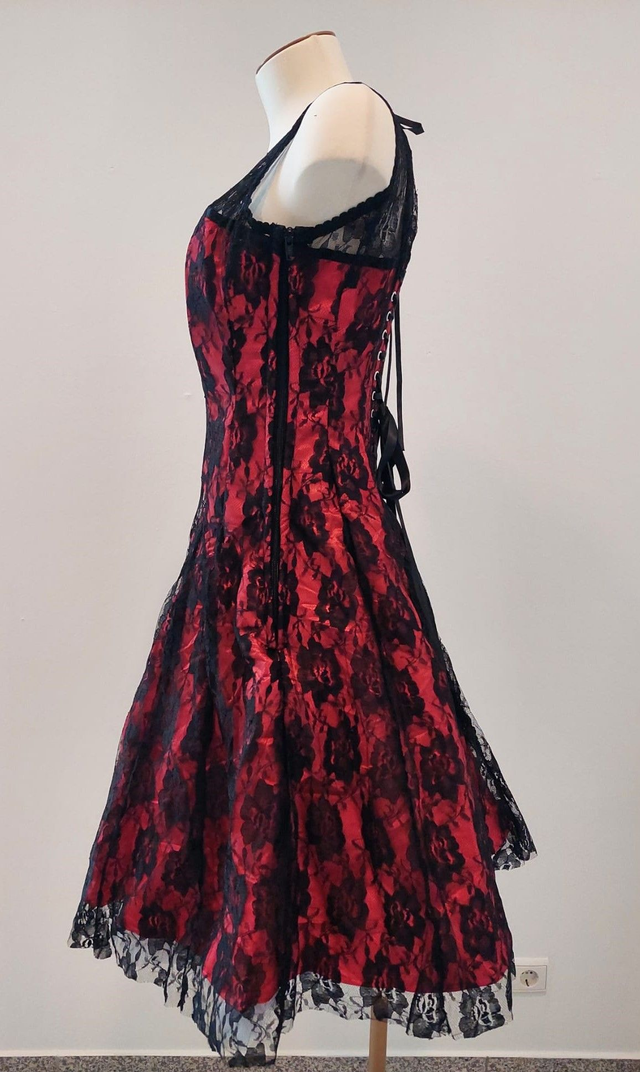 Rotes Korsettkleid mit floralem Mesh-Overlay