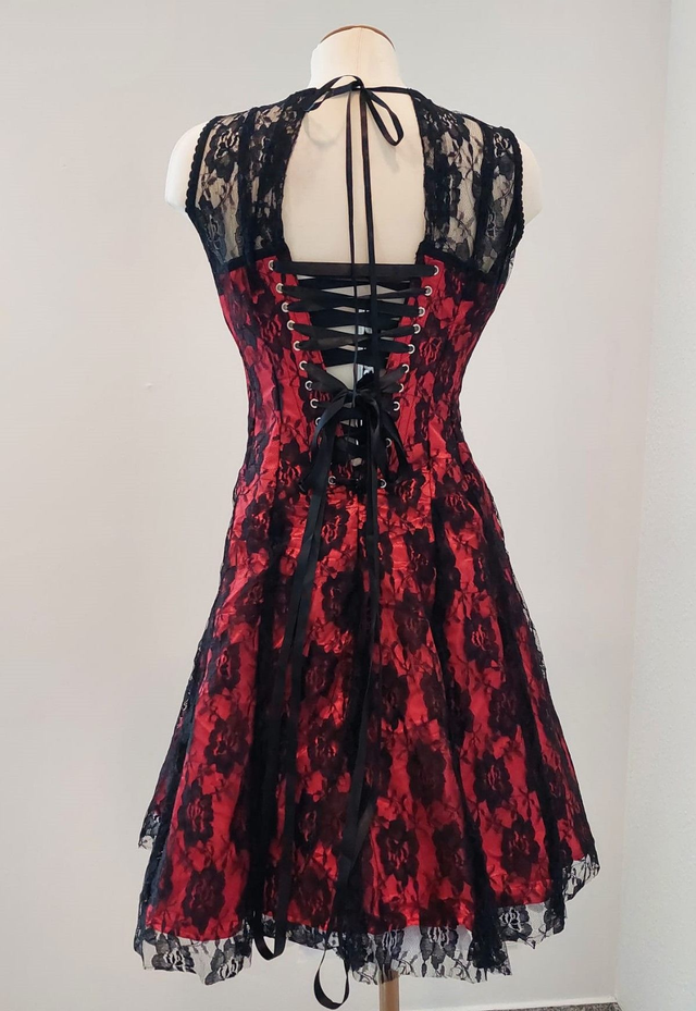 Rotes Korsettkleid mit floralem Mesh-Overlay