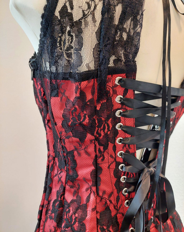 Rotes Korsettkleid mit floralem Mesh-Overlay