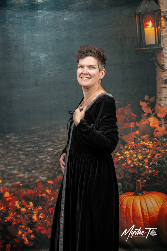 Edles Samtkleid mit Detailverzierung – Letztes Exemplar in Größe M