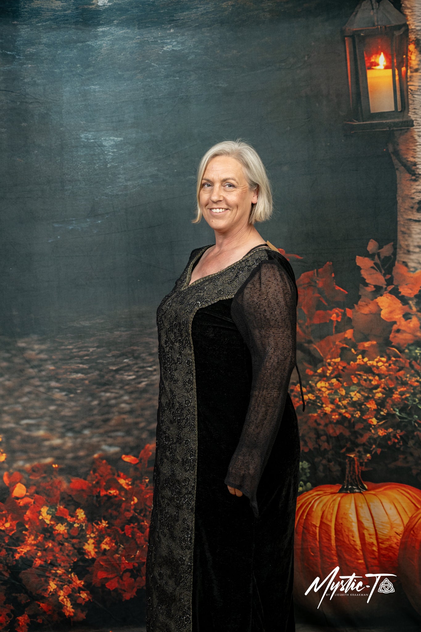 Edles Samtkleid mit Detailverzierung – Letztes Exemplar in Größe XL