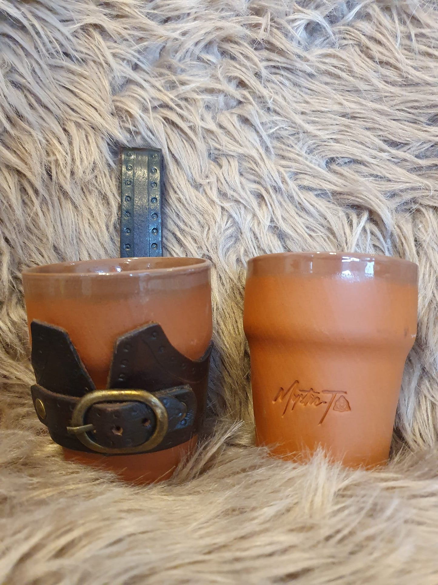 Mystic-T Tonbecher mit Lederhalterung – Stilvoll unterwegs trinken