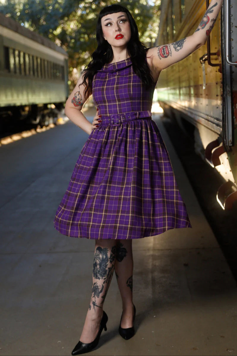 Cindy Off-Shoulder Swingkleid in Purple Tartan – Rockabilly-Romantik pur