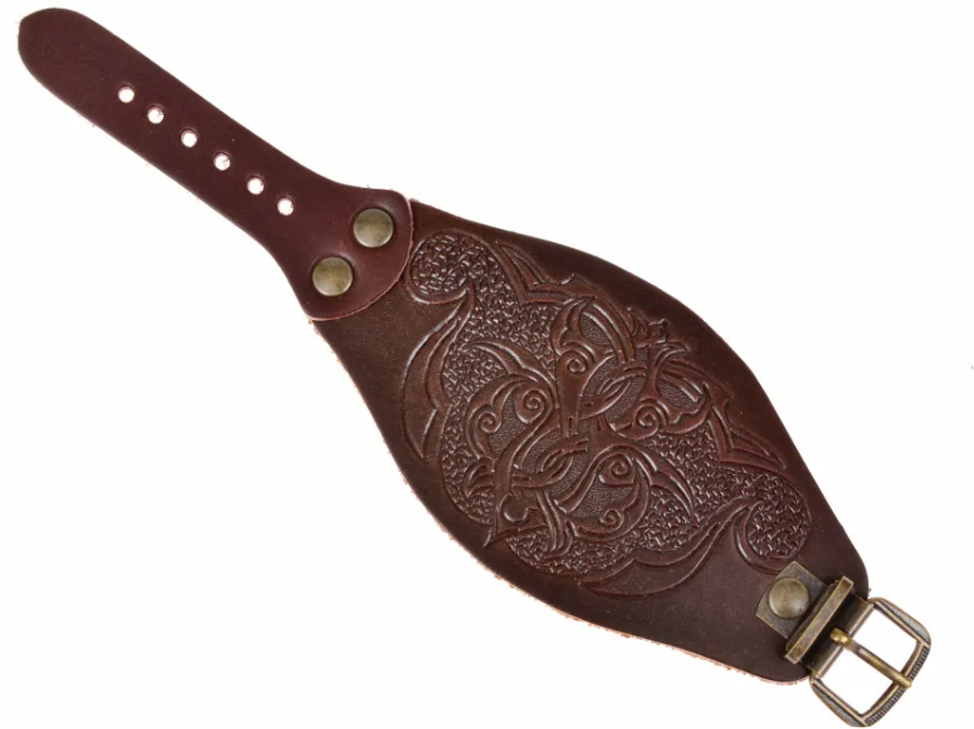 Braune Ledermanschette mit Spiralmuster und dekorativen Ornamenten