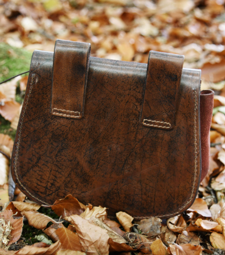 Gürteltasche aus Leder mit Vegvísir-Prägung, Braun