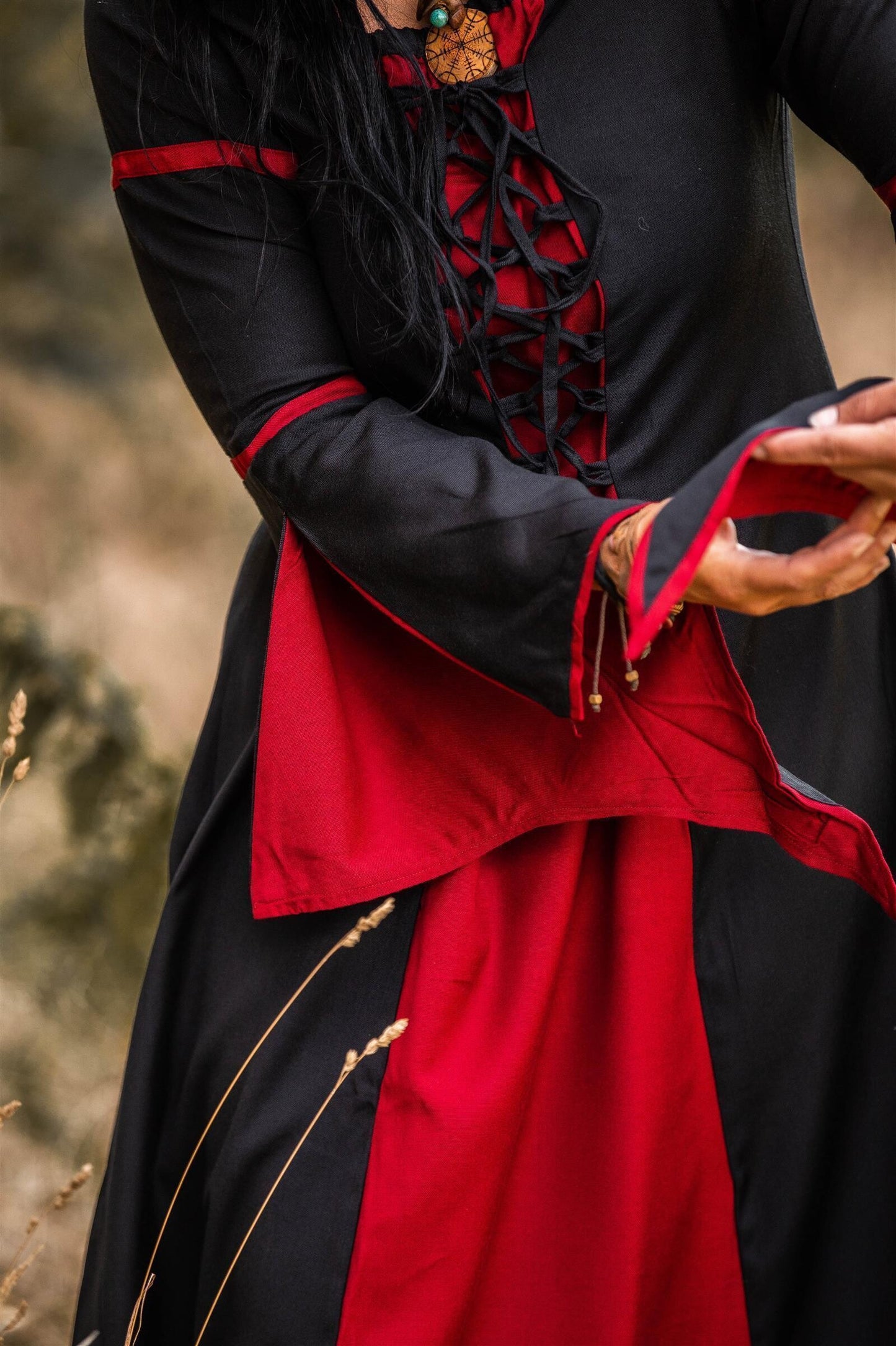 Mittelalterlichen Kleid mit Trompetenärmeln aus Viskose Schwarz/Rot