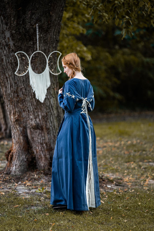 Mittelalterkleid blau – Verzaubernde Eleganz für starke Auftritte Nur in M (wird aus dem Sortiment genommen)