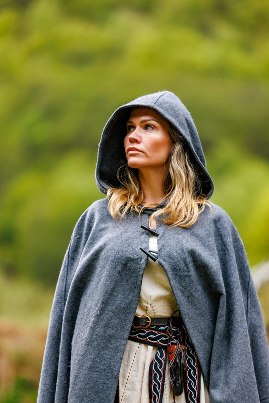 Umhang mit langen Knöpfen Grau