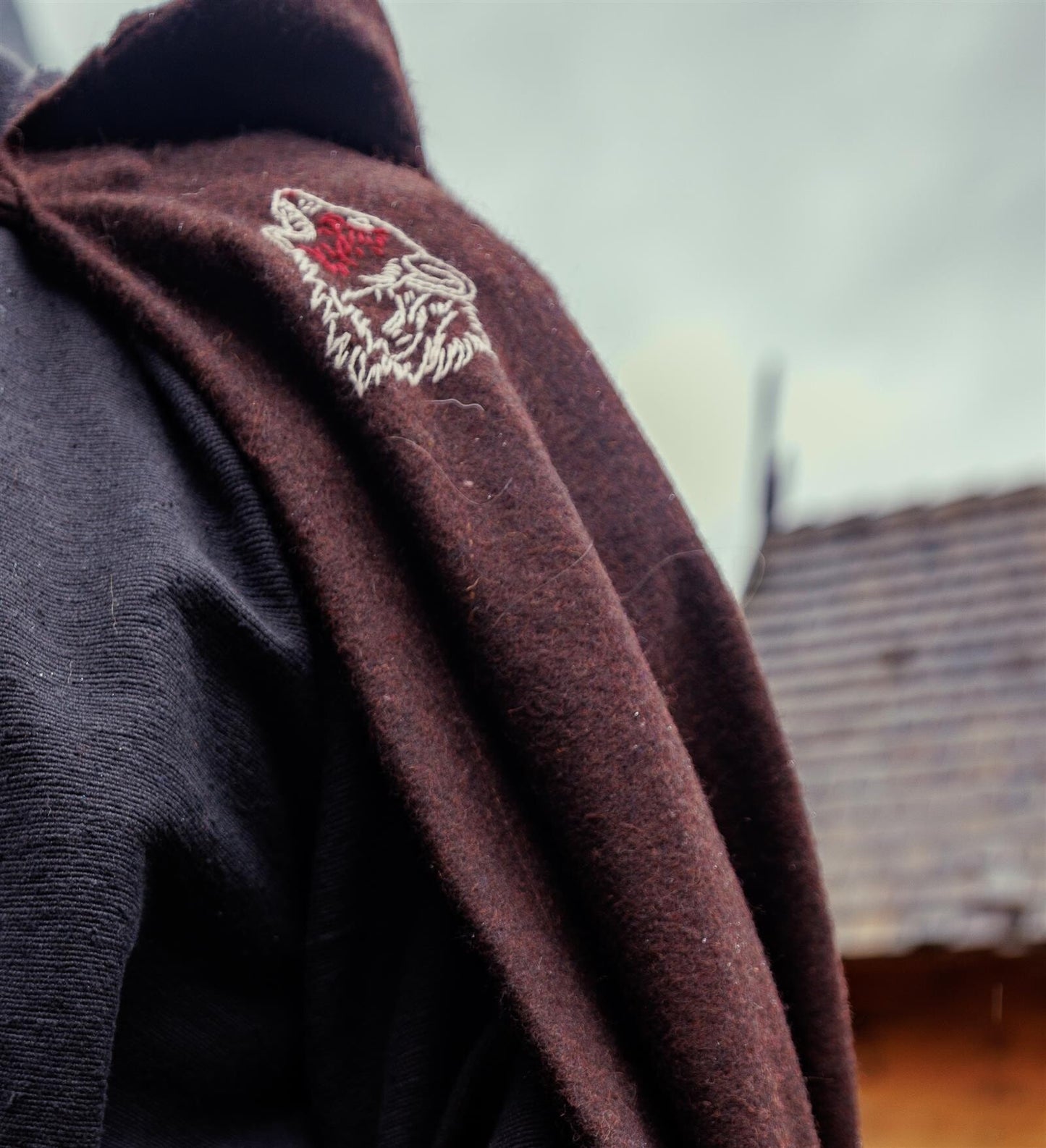 Wikinger Umhang mit Wolfsstickerei Braun