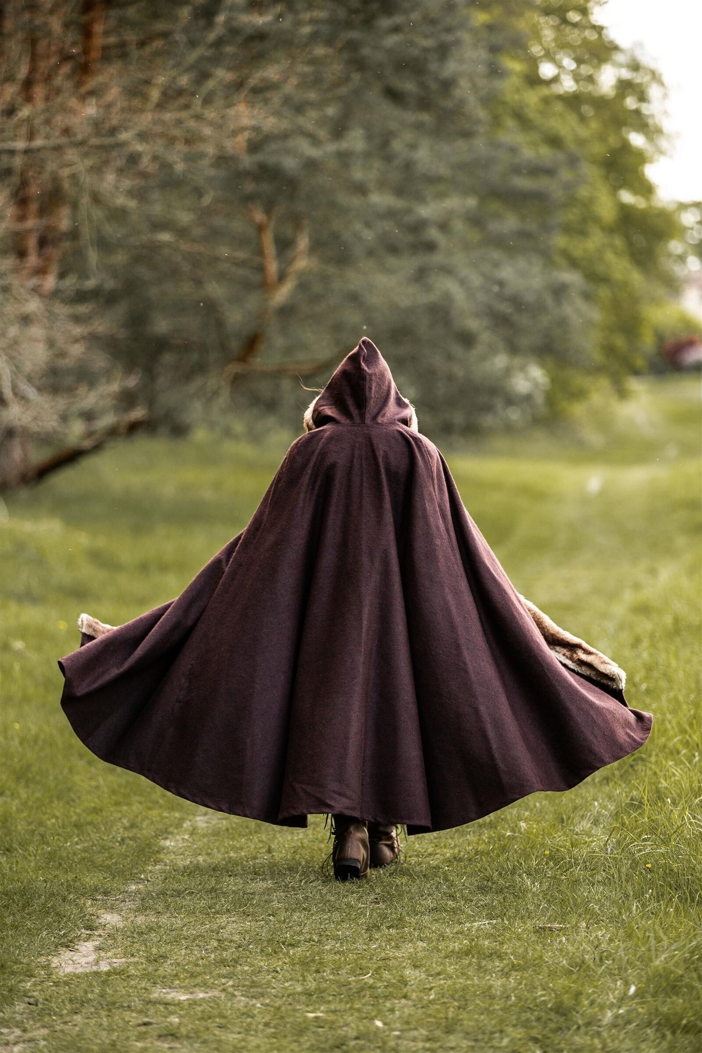 Wikinger Umhang mit Kunstfellbesatz und großer Stoffweite, Braun