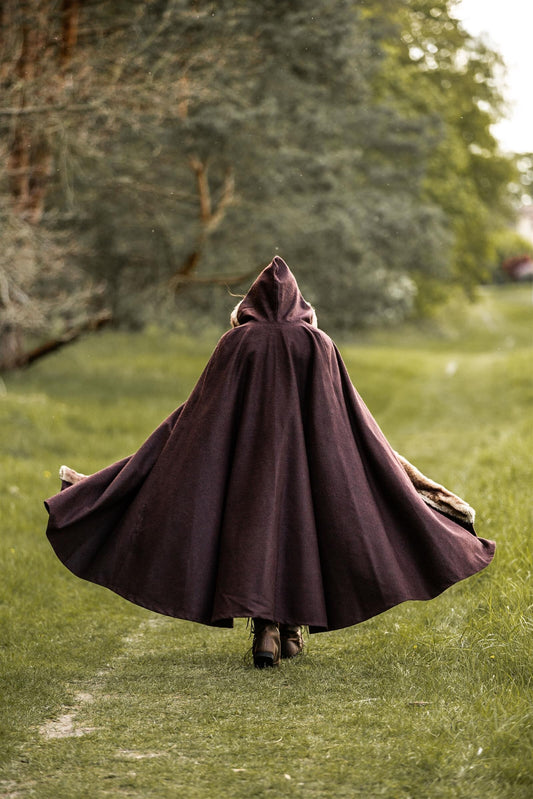 Wikinger Umhang mit Kunstfellbesatz und großer Stoffweite, Braun