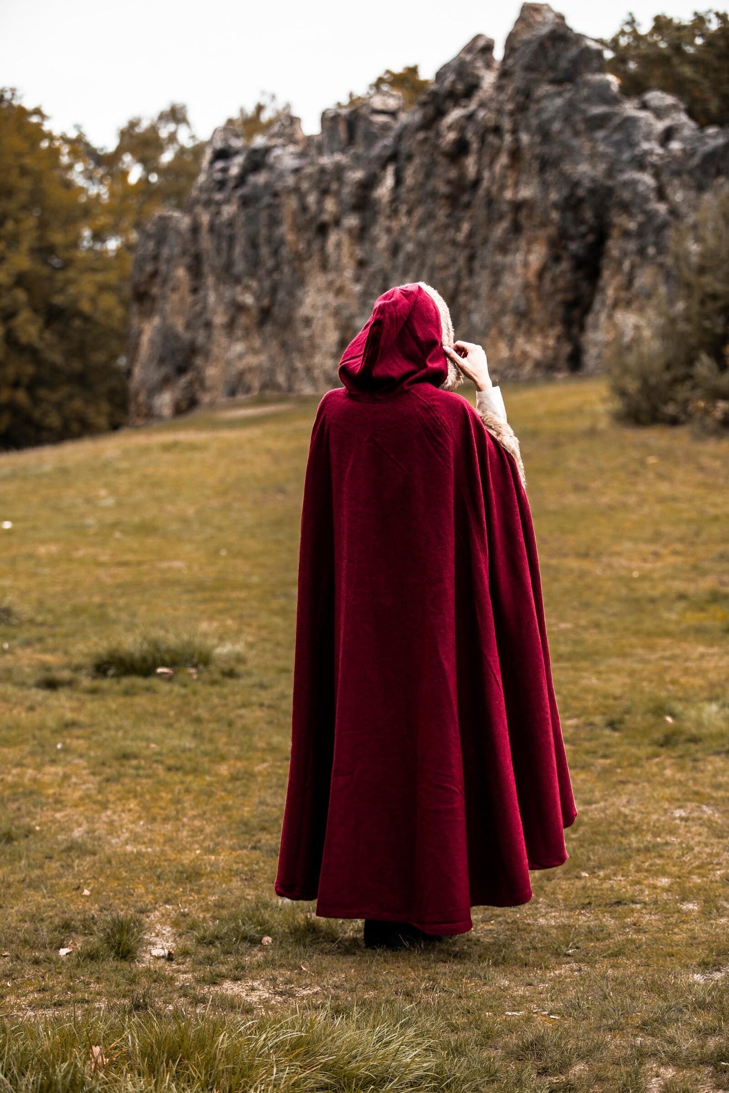 Wikinger Umhang mit Kunstfellbesatz und großer Stoffweite, Rot