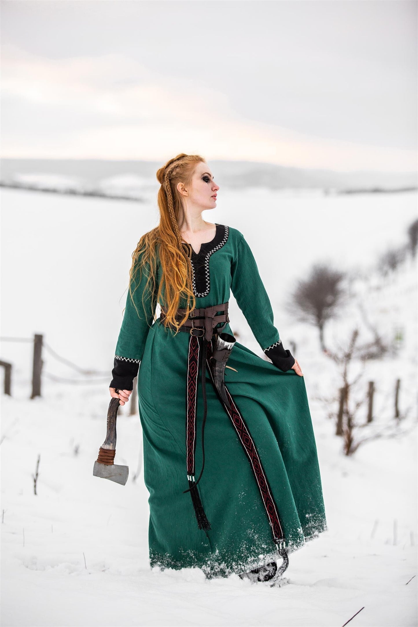 Wikingerkleid aus Baumwolle mit kunstvoller Handstickerei Grün