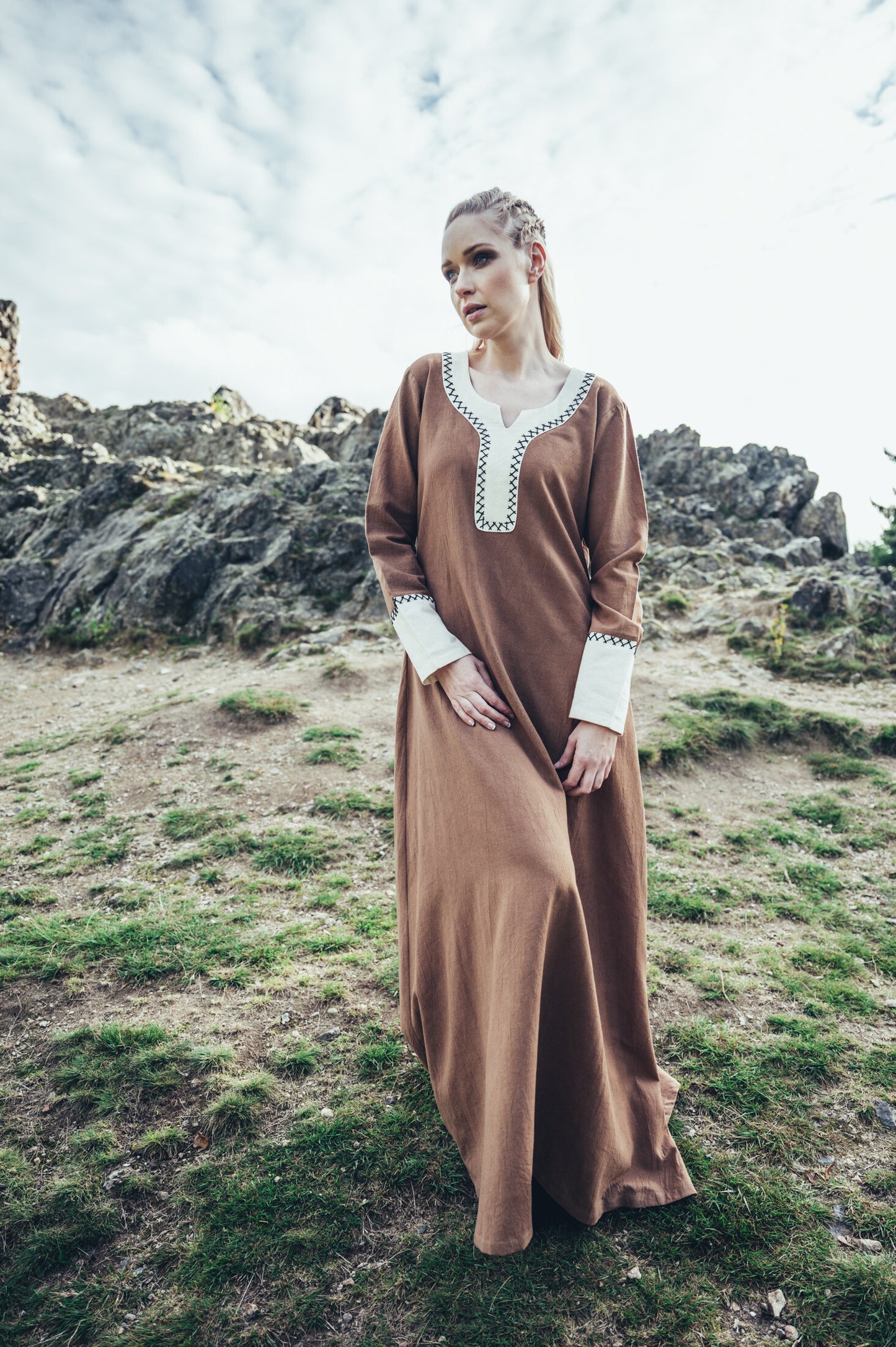 Wikingerkleid aus Baumwolle mit kunstvoller Handstickerei Braun