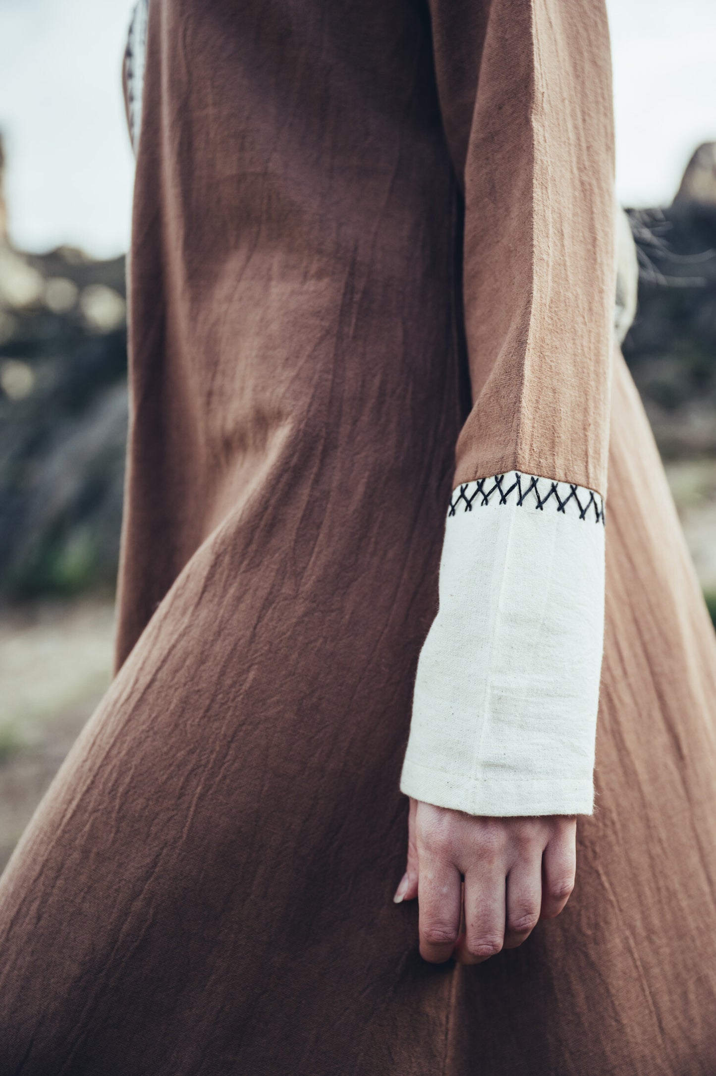 Wikingerkleid aus Baumwolle mit kunstvoller Handstickerei Braun