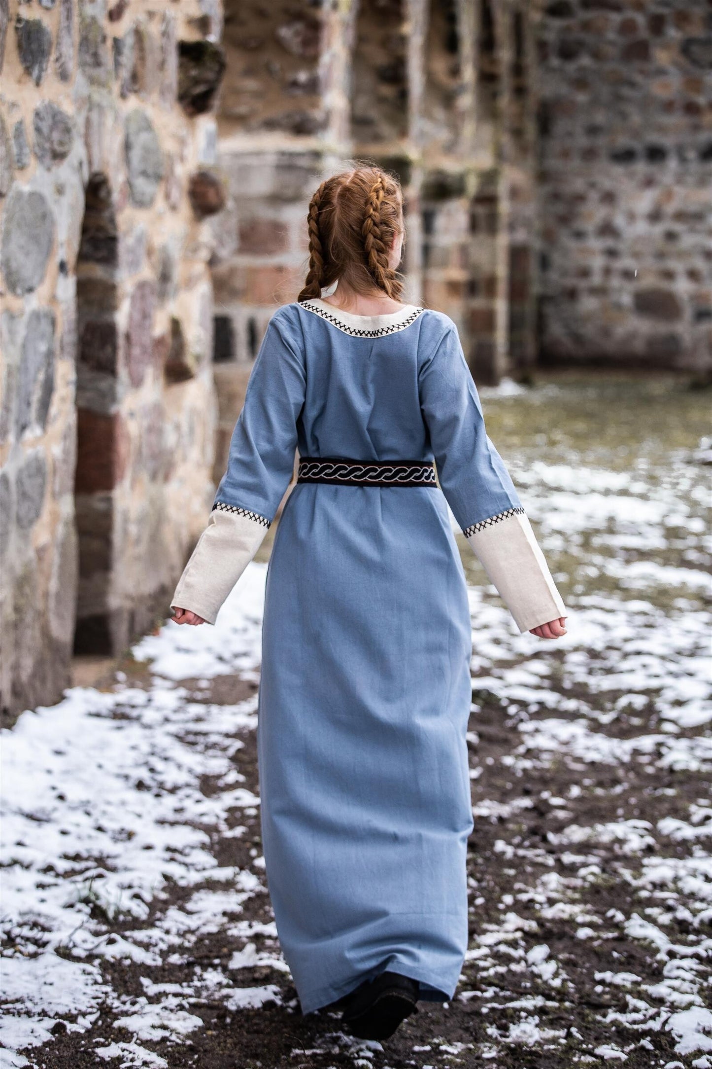 Wikingerkleid aus Baumwolle mit kunstvoller Handstickerei Blau