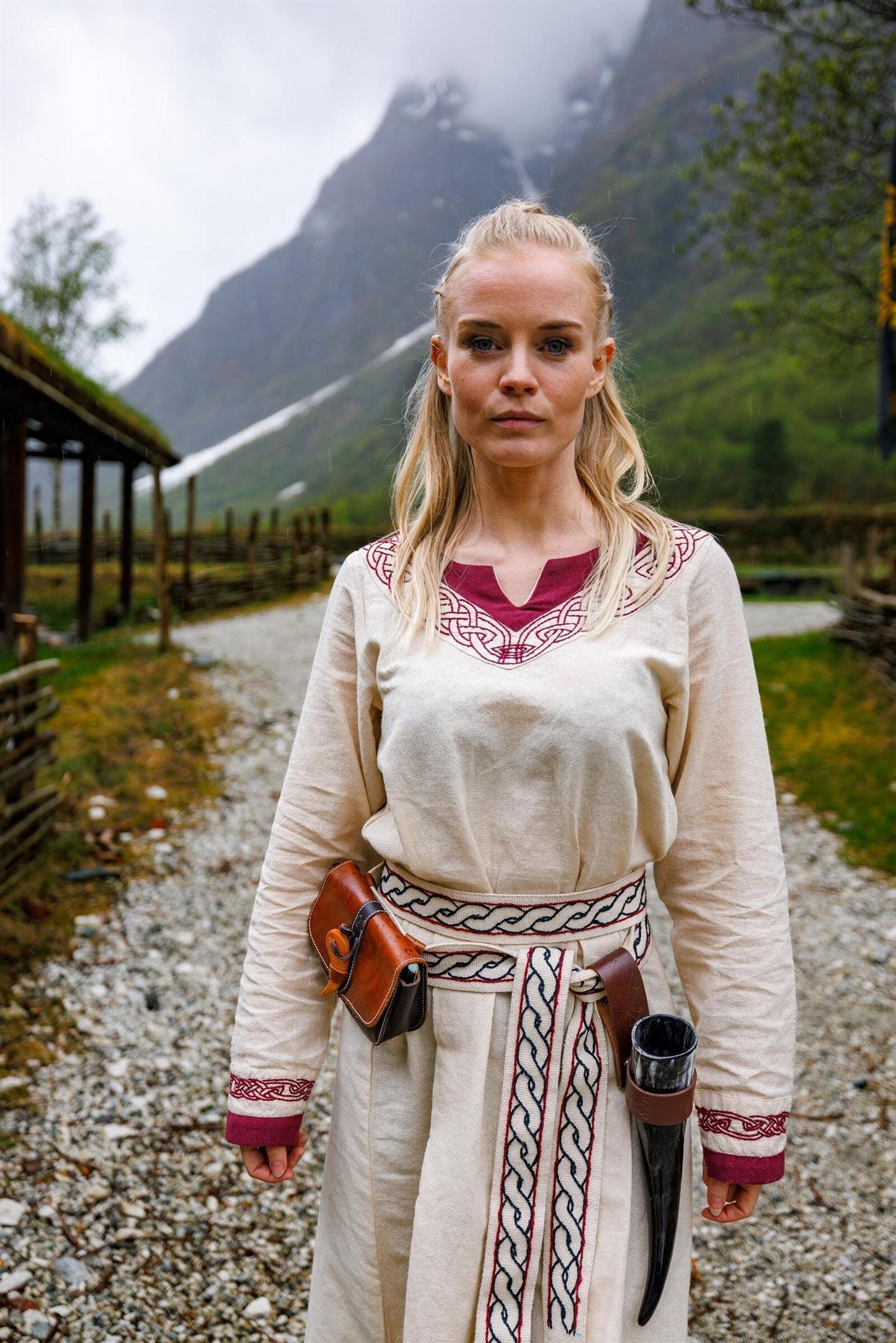 Wikingerkleid mit Handstickerei Natur/Rot