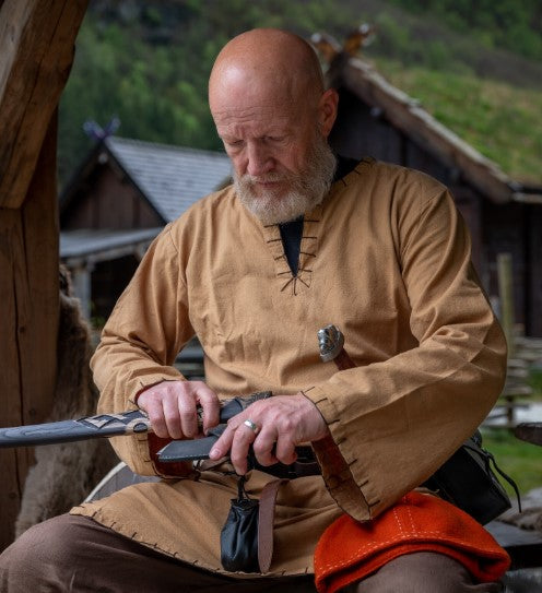 Wikingertunika mit Stickerei, Honigbraun