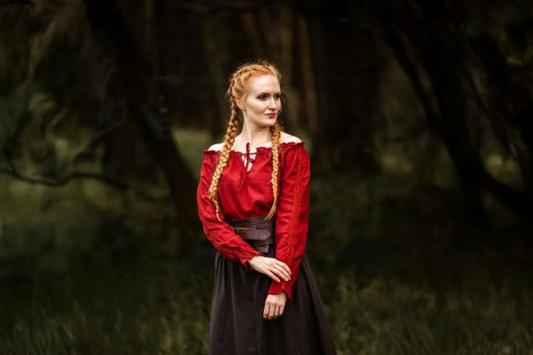 frau mit mittelalterbluse rot