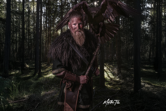 mann in mittelaltertunika im wald