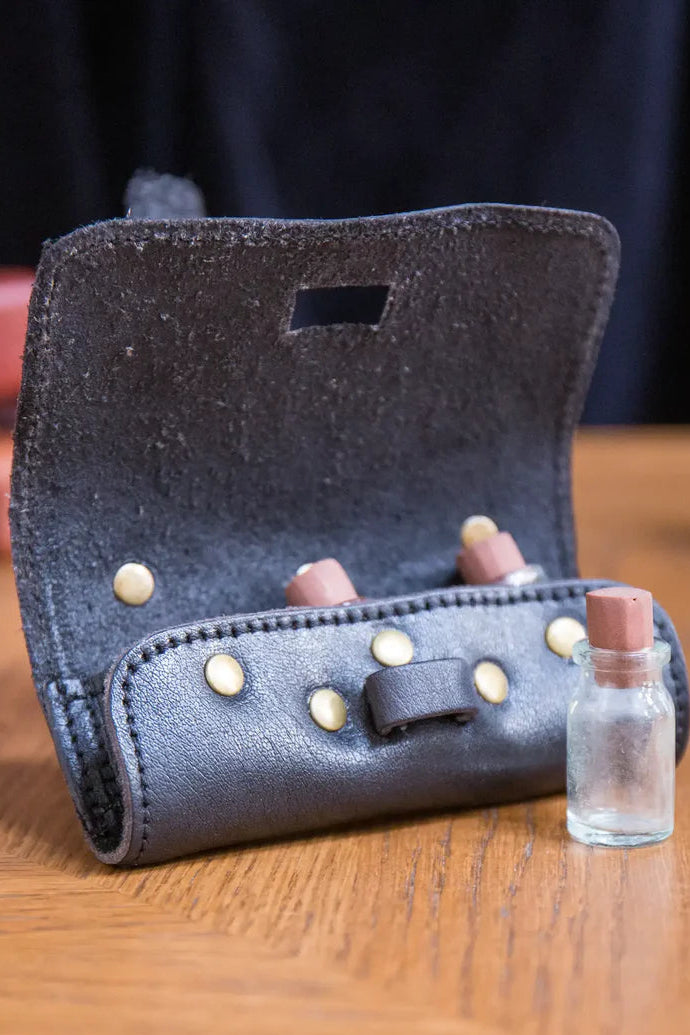 LARP Trankhalter aus Leder mit drei Glasfläschchen