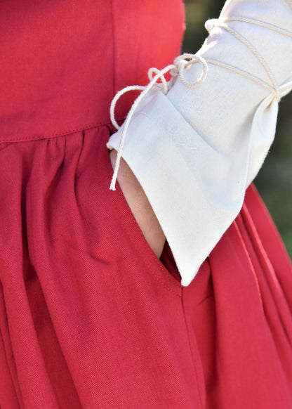 Bodenlanges Trägerkleid aus Baumwolle mit seitlich eingearbeiteten Taschen