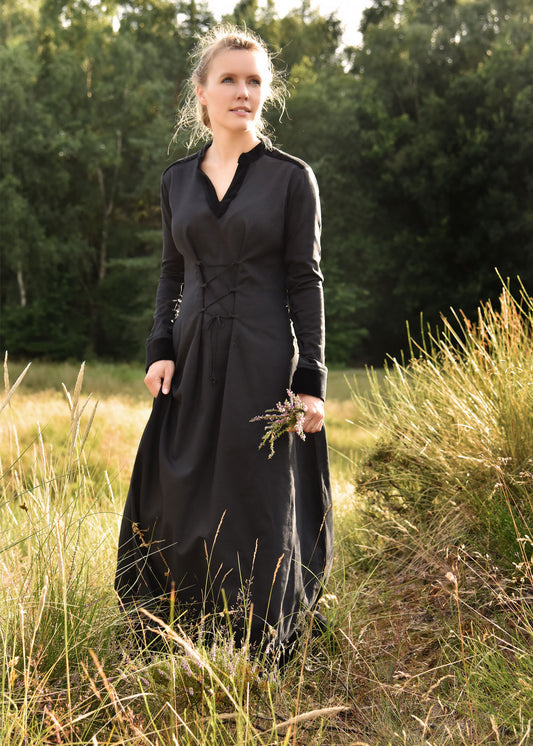 Mittelalterkleid Schwarz – edle Samt-Details & majestätischer Look