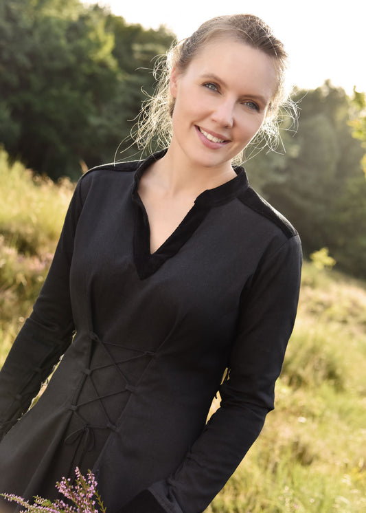 Mittelalterkleid Schwarz – edle Samt-Details & majestätischer Look