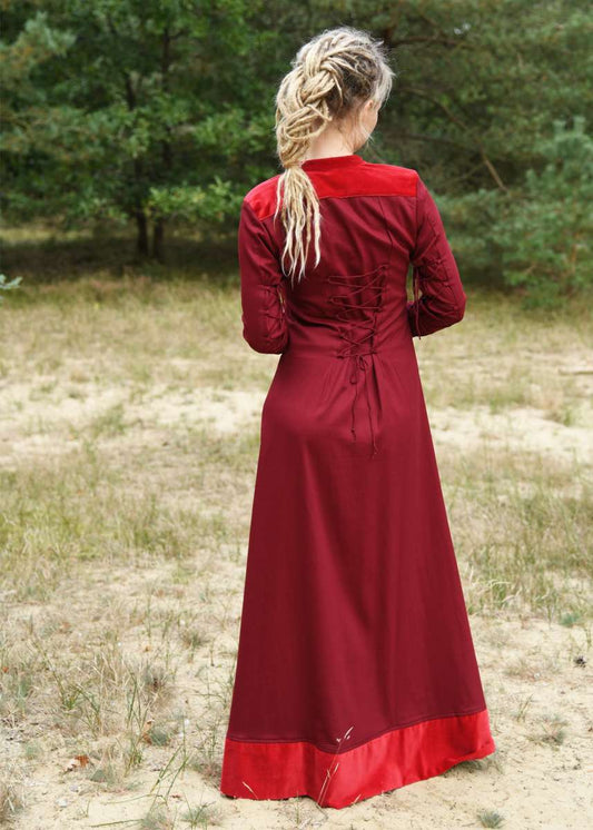 Mittelalterkleid Rot – edle Samt-Details & majestätischer Look