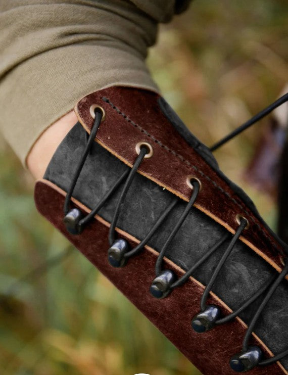 LARP Armschutz aus schwarzem Vollnarbenleder mit roten Veloursleder-Einsätzen