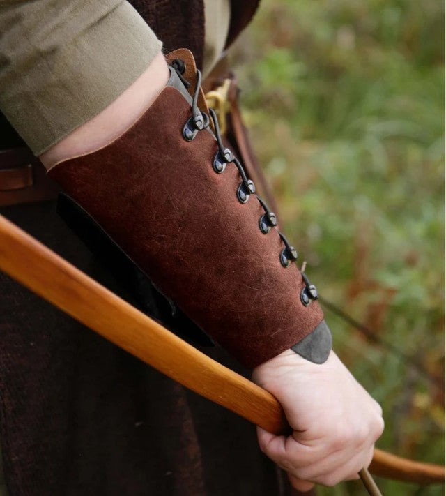 Einzelner Bogenschützen Armschutz mit Messingösen und verstellbarer Lederschnürung