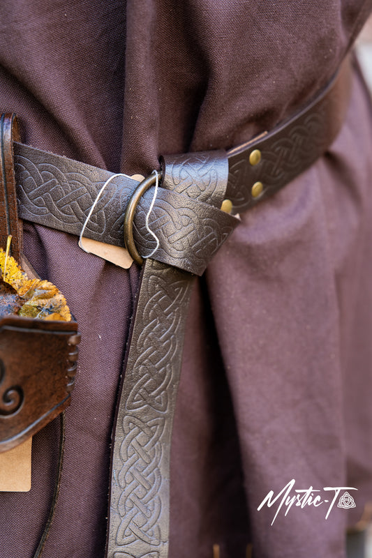 Ringgürtel aus robustem Leder mit durchgehender keltischer Prägung.