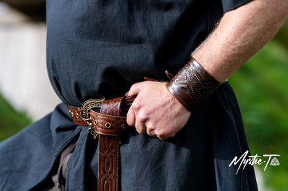 Wikinger Armschützer aus Leder mit Drachenmotiv im Jelling Stil für LARP
