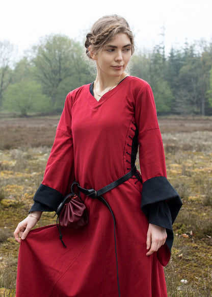 Mittelalterkleid mit Höllenfenstern – Bliaut-Stil Rot/Schwarz