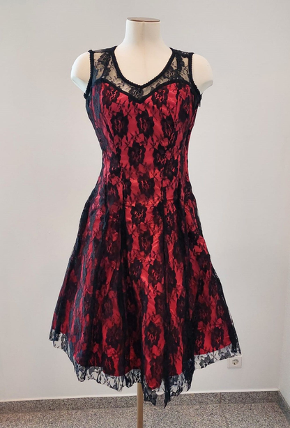 Rotes Korsettkleid mit floralem Mesh-Overlay