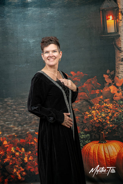 Edles Samtkleid mit Detailverzierung – Letztes Exemplar in Größe M