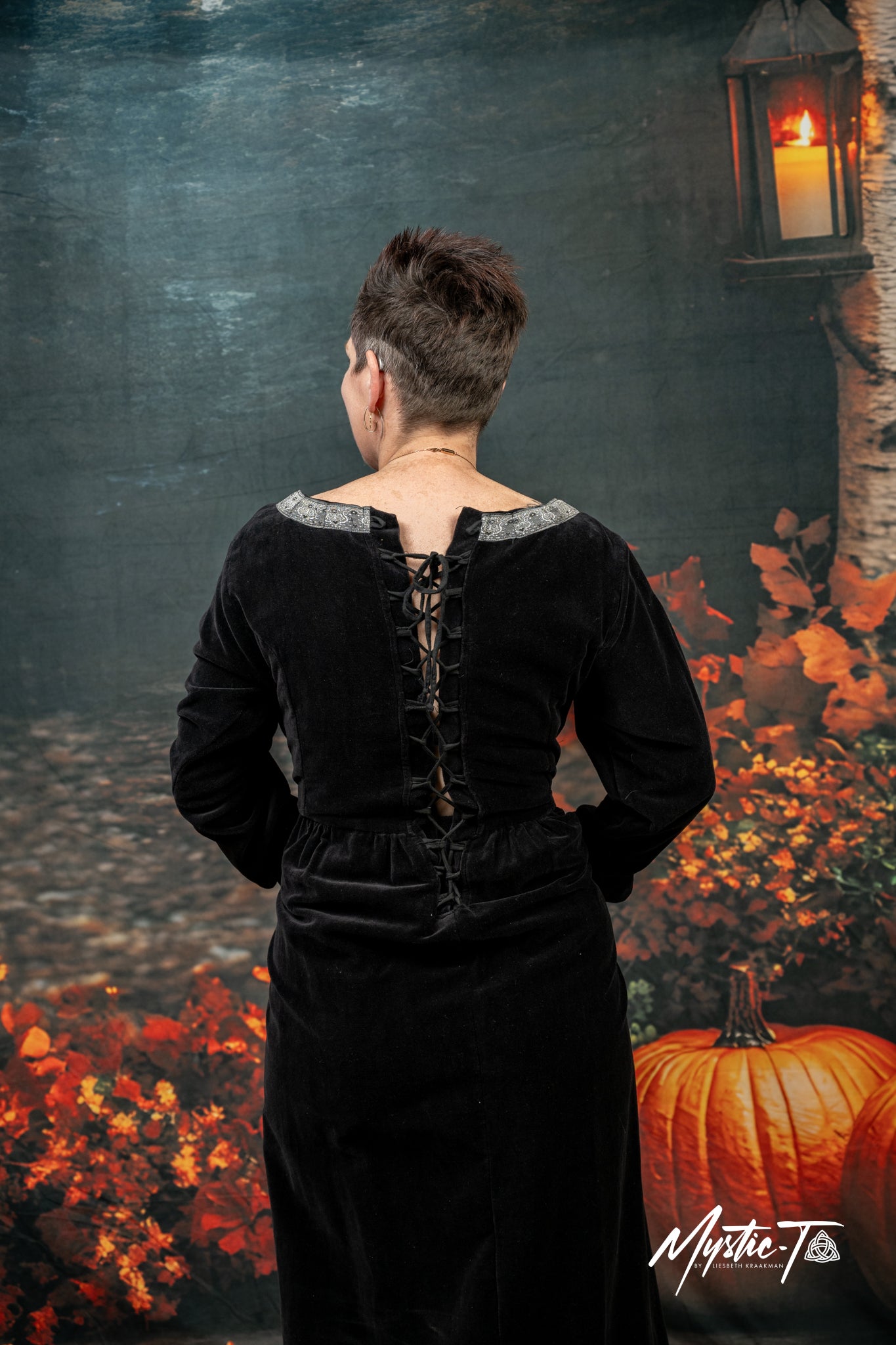 Edles Samtkleid mit Detailverzierung – Letztes Exemplar in Größe M