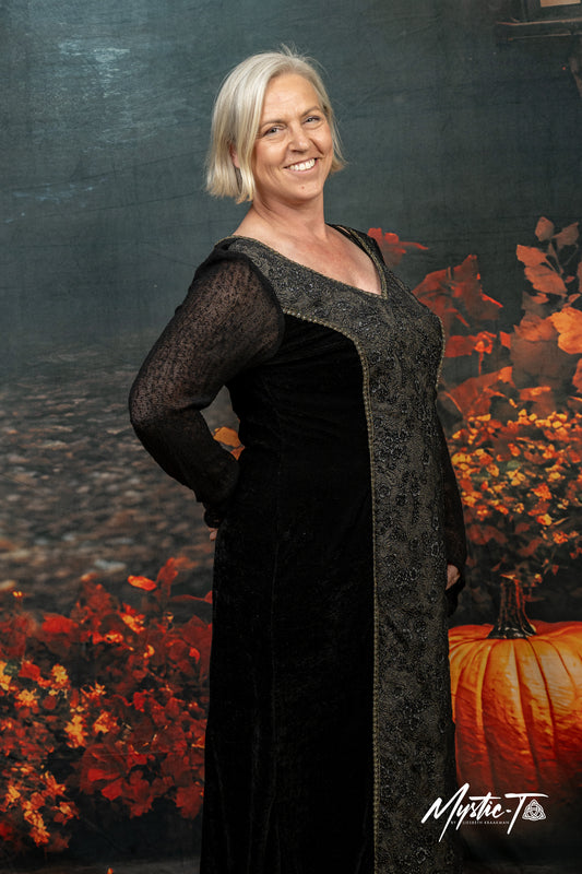 Edles Samtkleid mit Detailverzierung – Letztes Exemplar in Größe XL
