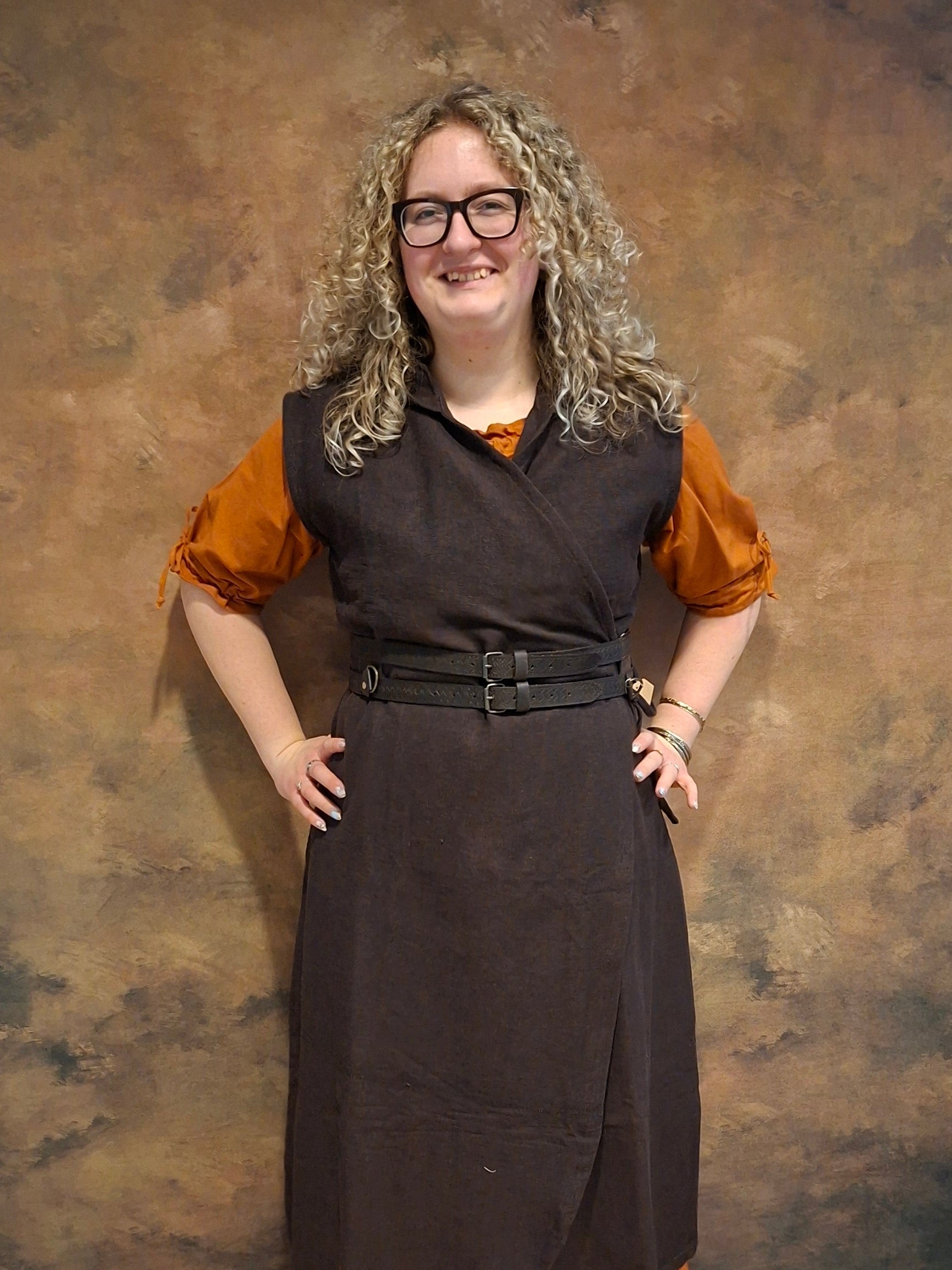 Wikinger Leder Doppelgürtel braun mit keltischer Punzierung und Metallringen