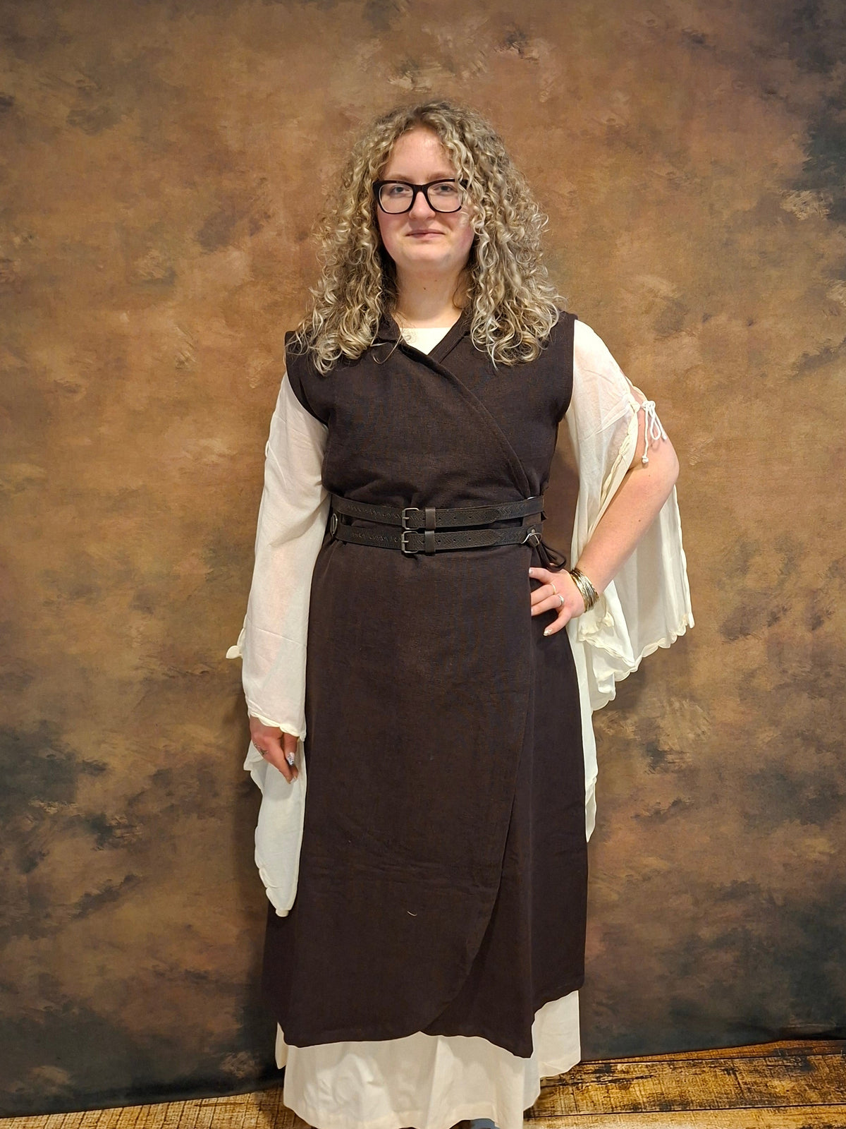 Langes Mittelalter Kleid mit Schnürung hinten und weiten Ärmeln aus Baumwolle uberkleid und doppelgürtel
