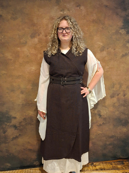 Langes Mittelalter Kleid mit Schnürung hinten und weiten Ärmeln aus Baumwolle uberkleid und doppelgürtel